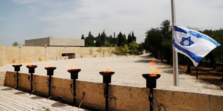 Facebook prohibirá publicaciones que nieguen el Holocausto