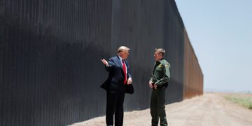 Corte Suprema de EEUU revisará legalidad de política de Trump de dejar en México a migrantes