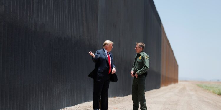 Corte Suprema de EEUU revisará legalidad de política de Trump de dejar en México a migrantes