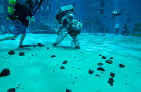 Hacen pruebas de buceo al nuevo traje lunar de la NASA