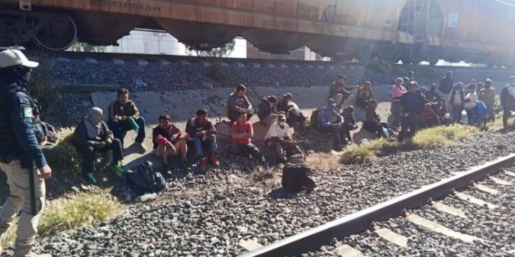 Detienen a 55 migrantes hondureños en Puebla