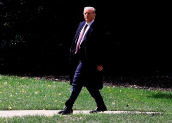 Trump experimenta síntomas leves de COVID-19, informa la Casa Blanca