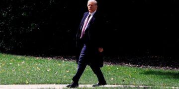 Trump experimenta síntomas leves de COVID-19, informa la Casa Blanca