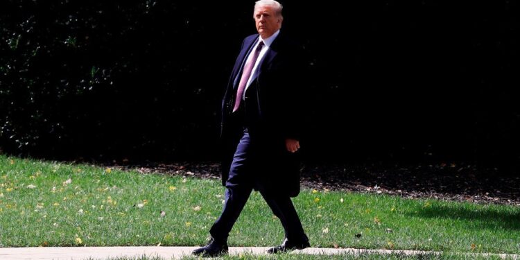 Trump experimenta síntomas leves de COVID-19, informa la Casa Blanca