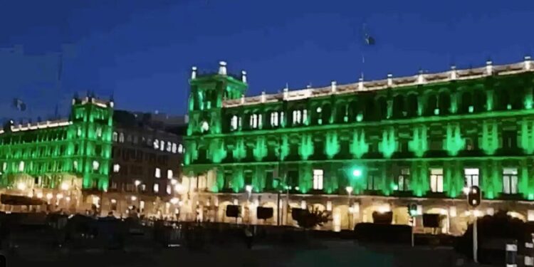 Monumentos y edificios se iluminan de verde por el Día Mundial de la Parálisis Cerebral