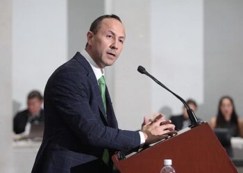 Edgardo Hernández, pide cárcel a la titular de Salud en comparecencia