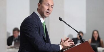 Edgardo Hernández, pide cárcel a la titular de Salud en comparecencia