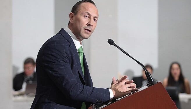 Edgardo Hernández, pide cárcel a la titular de Salud en comparecencia
