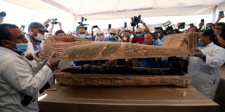 Egipto anuncia hallazgo de 59 sarcófagos cerca de Saqqara