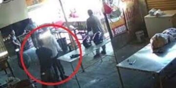 #Video Empleado de pollería mata a extorsionador en NL