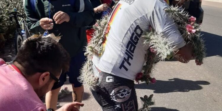 Ciclista cayó sobre cactus y quedó tapizado de espinas