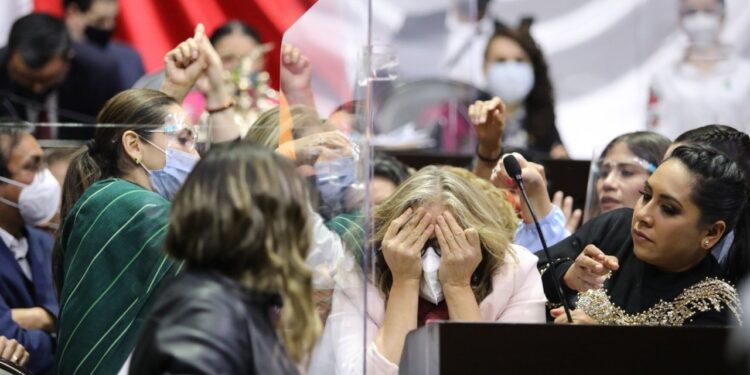 Extinguen fideicomisos y toman tribuna en la Cámara de Diputados