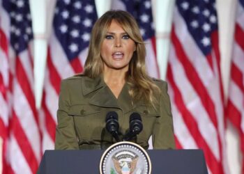Melania Trump dice que tiene síntomas leves de covid-19