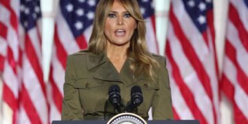 Melania Trump dice que tiene síntomas leves de covid-19