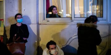 Francia extiende toque de queda por grave evolución de covid-19
