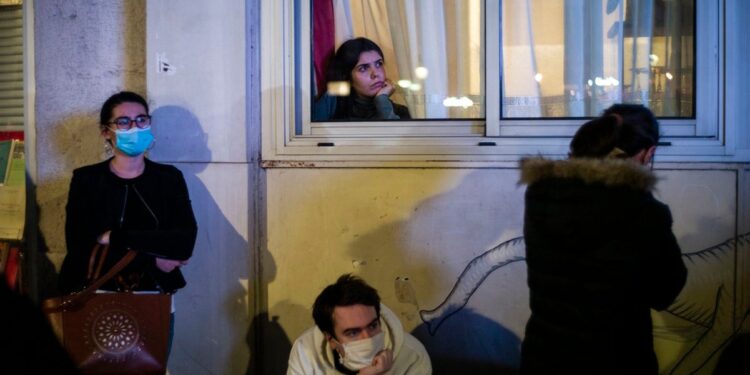 Francia extiende toque de queda por grave evolución de covid-19