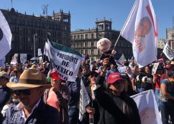 Simpatizantes de AMLO marchan por Paseo de la Reforma