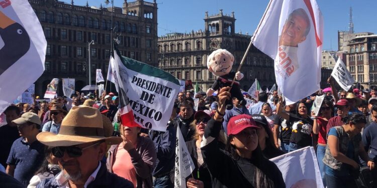 Simpatizantes de AMLO marchan por Paseo de la Reforma