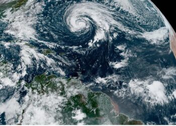 Huracán Epsilon podría intensificarse mientras avanza hacia Bermudas