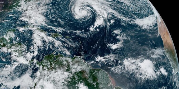 Huracán Epsilon podría intensificarse mientras avanza hacia Bermudas