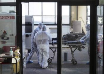 Brutal aumento de casos covid-19 en Francia; reportan 52 mil en un día