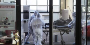 Brutal aumento de casos covid-19 en Francia; reportan 52 mil en un día