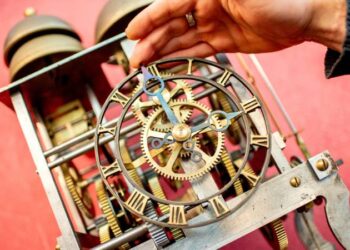 Europa atrasa relojes una hora el domingo por horario de invierno