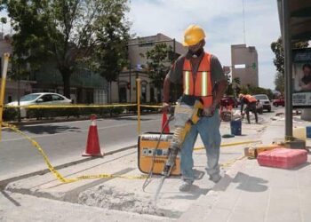Se colocan rampas para abordar transporte público en ciclovía de Carranza