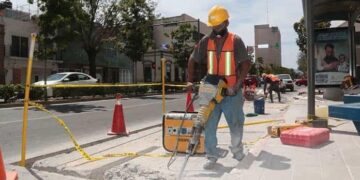 Se colocan rampas para abordar transporte público en ciclovía de Carranza