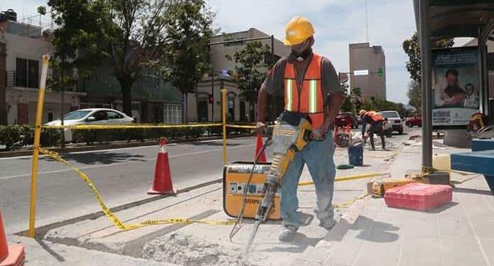 Se colocan rampas para abordar transporte público en ciclovía de Carranza