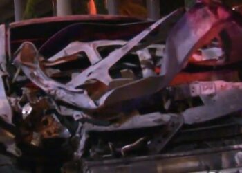 Se incendia camioneta durante arrancones en CdMx; cinco jóvenes graves