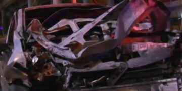 Se incendia camioneta durante arrancones en CdMx; cinco jóvenes graves