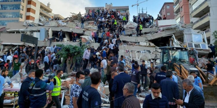 Sismo en Turquía deja al menos cuatro muertos y cientos de heridos