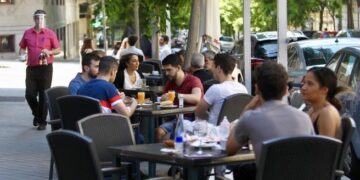 Londres prohibirá reunirse bajo techo a personas de diferentes hogares