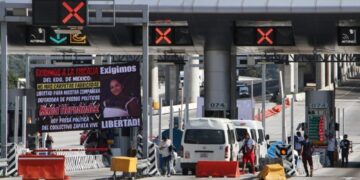 Manifestantes toman caseta de Alpuyeca y agreden autobús que no cooperó