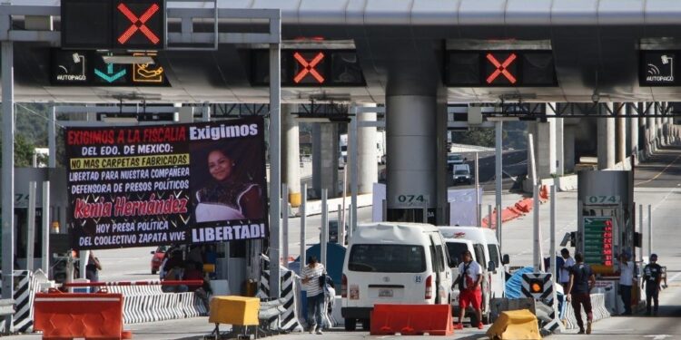 Manifestantes toman caseta de Alpuyeca y agreden autobús que no cooperó