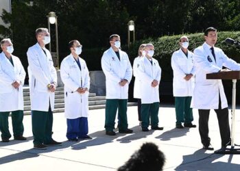 Médicos reportan estable a Trump y sin necesidad de usar oxígeno