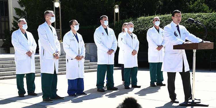 Médicos reportan estable a Trump y sin necesidad de usar oxígeno