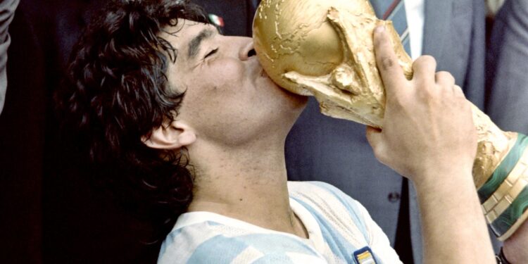 El futbol mundial llora a Diego Maradona