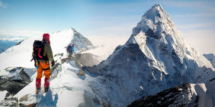 Encuentran microplásticos en cima del monte Everest a 8.000 metros de altura