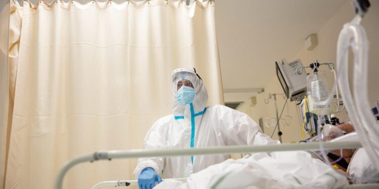 Hospitales de Italia podrían estar al borde del colapso por COVID-19