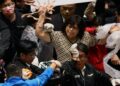 Lanzan vísceras de cerdo en plena sesión del Parlamento en Taiwán