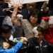 Lanzan vísceras de cerdo en plena sesión del Parlamento en Taiwán