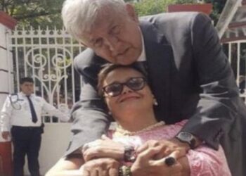 Duele mucho la partida de mi hermana, se fue tranquila y está en paz: AMLO