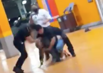 Conmociona a Emmanuel Macron golpiza de policías a un hombre negro