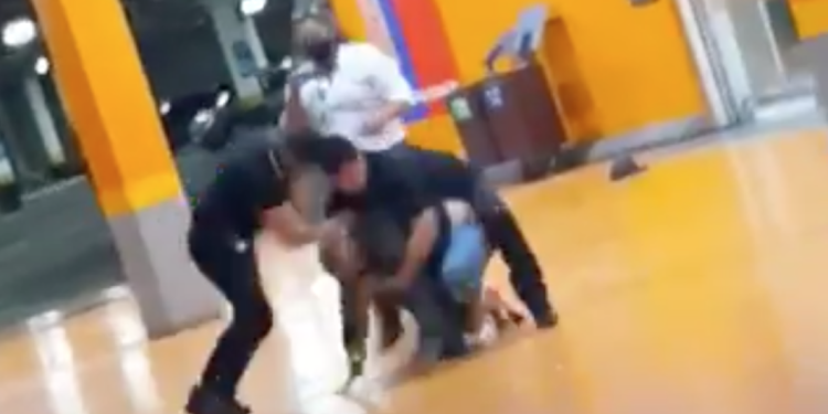 Conmociona a Emmanuel Macron golpiza de policías a un hombre negro