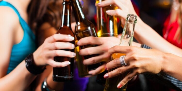 Consumo de alcohol aumenta 35.8% durante la pandemia