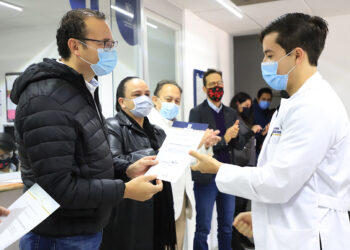 Alcalde condecoró a personal médico que enfrenta pandemia por covid