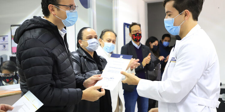 Alcalde condecoró a personal médico que enfrenta pandemia por covid