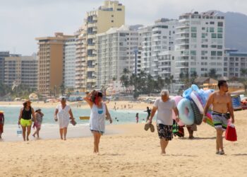 Cientos de turistas llegan a Acapulco para pasar último puente del año